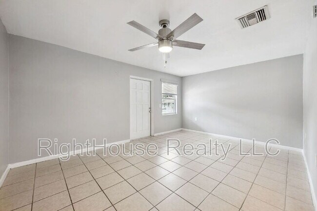 Building Photo - 907 Center Ave