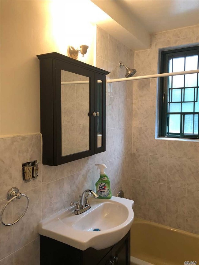 Foto del edificio - 1675 Metropolitan Ave