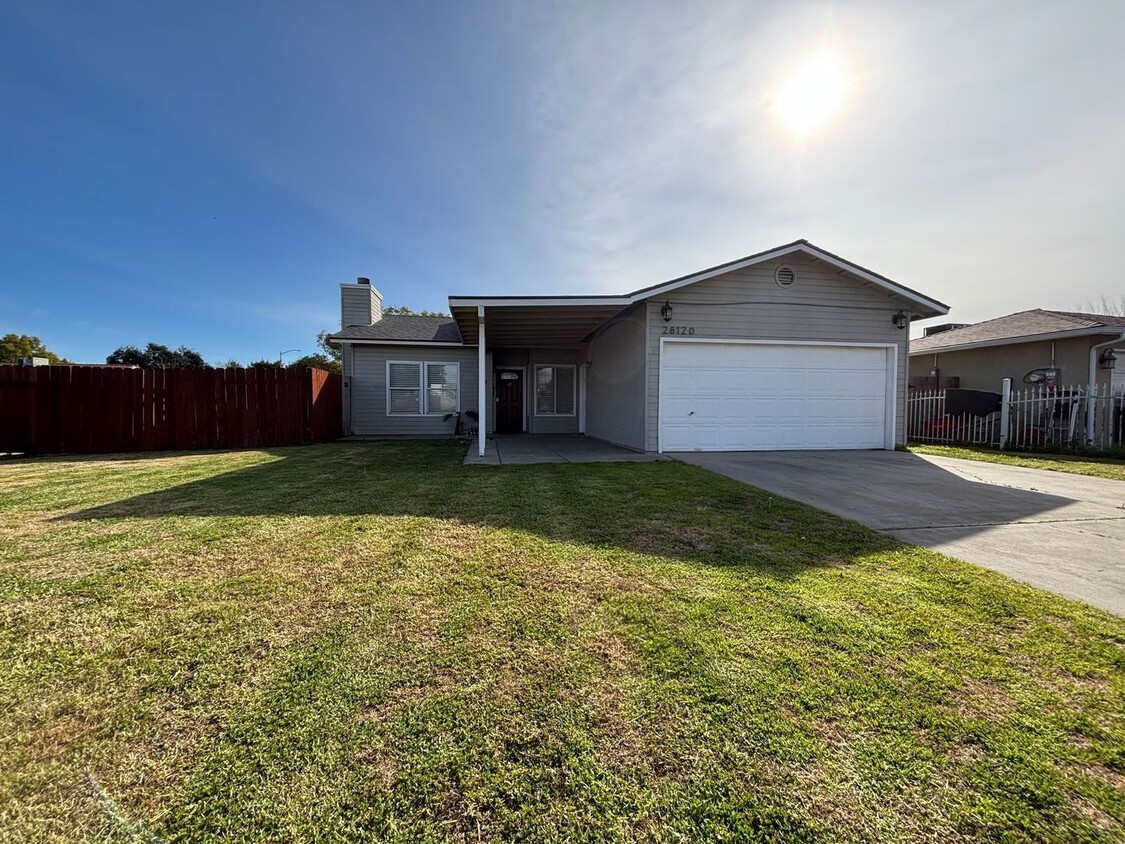 Primary Photo - Beautifully Renovated 4-Bedroom Home on a ...