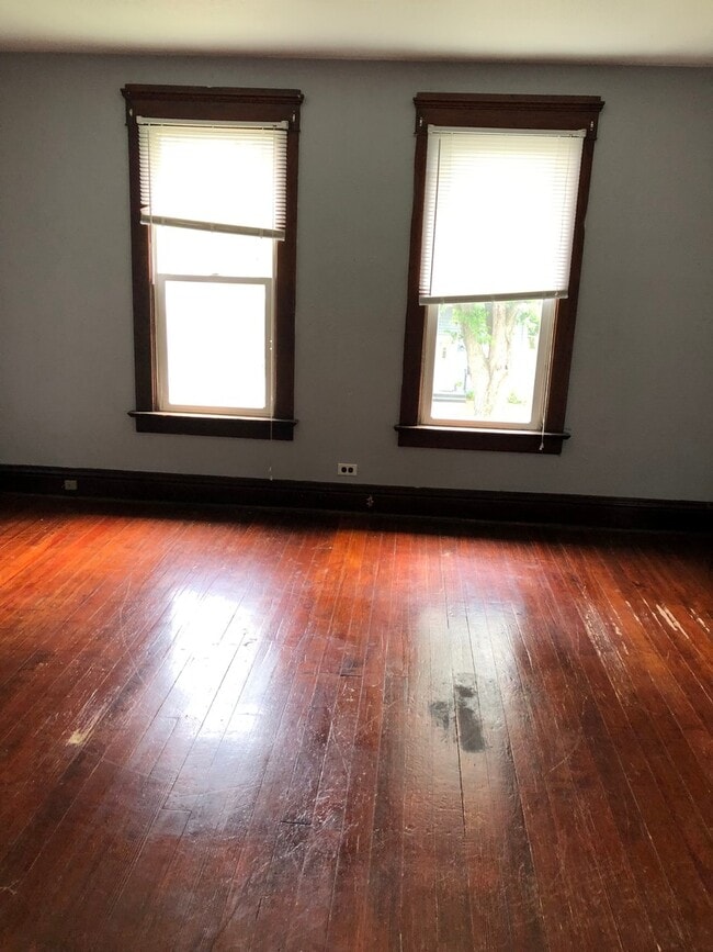 Building Photo - Mom's Moline