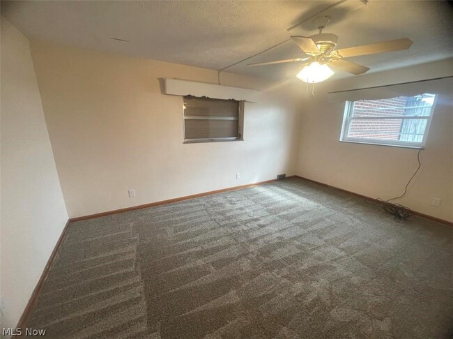 Building Photo - 160 Fernwood Rd