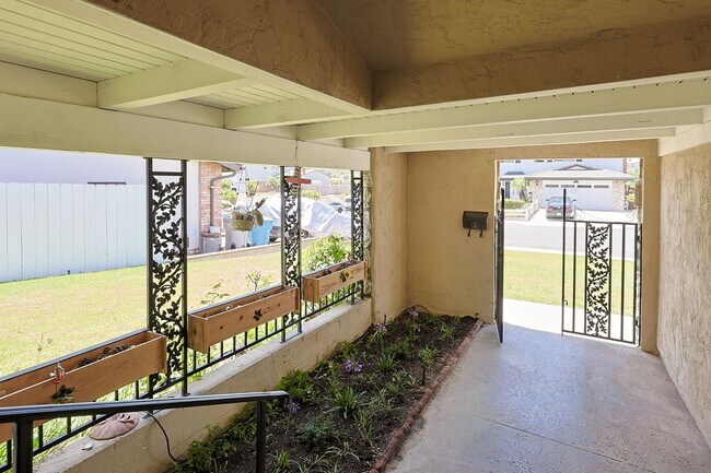 Foto del edificio - 4 Bed | 2.5 Bath Single-Family Home at the Base of Cowles Mountain