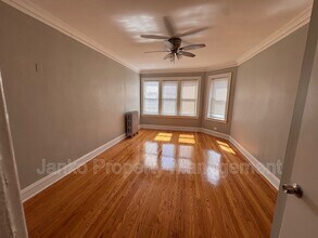 Building Photo - 656 E 81st St