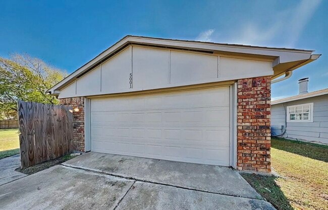 Building Photo - MOVE IN READY