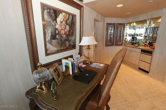 Building Photo - 8231 Bay Colony Dr