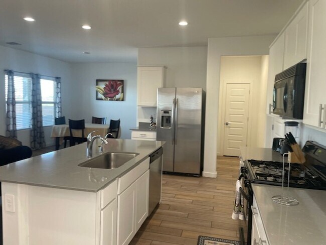 Foto del edificio - Large spacious 4 bedroom home located in c...