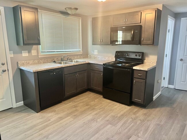 Building Photo - Beautifully Updated 2+ Bedroom Home with P...