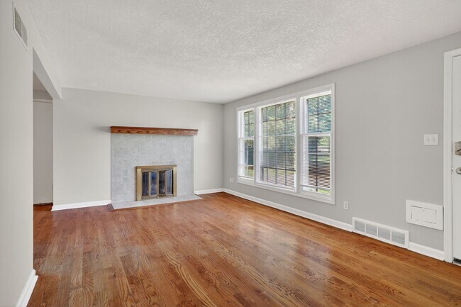 Foto del edificio - Your Next Home Awaits: 4BR/2BA in Desirable Prairie Village Location!