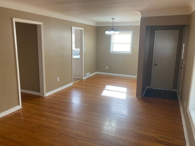 Building Photo - 3 bedroom, 2 FULL Bath Brick Ranch - HW Floors - Finished Bsmt - 1 car garage - Sec. 8 OK