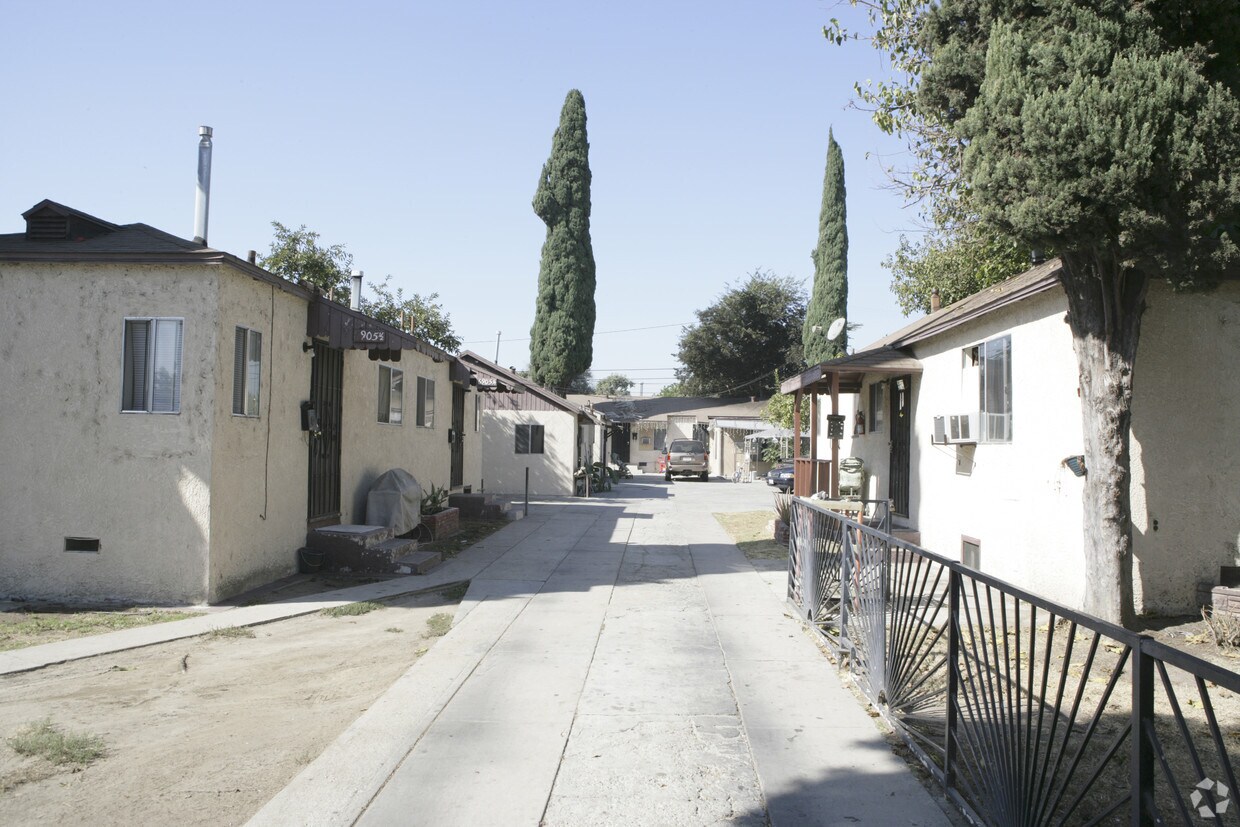 Building Photo - 6901 El Selinda Ave