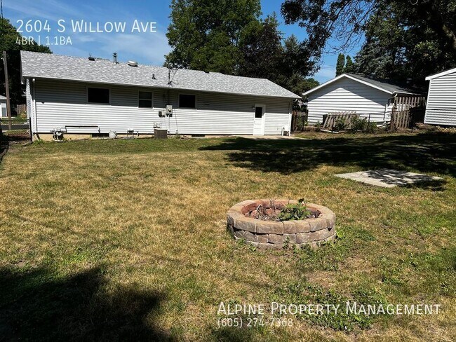 Building Photo - 4 Bed/1.5 Bath Ranch with Fenced in Yard!