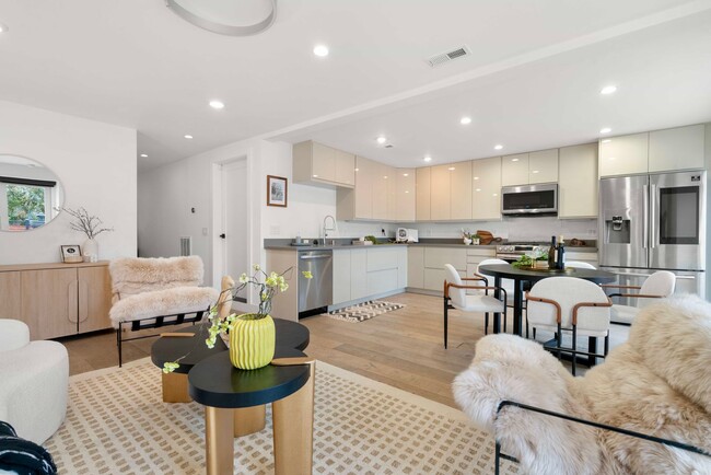 Building Photo - Updated and Modern 4 Bed + Office, 3.5 Bat...