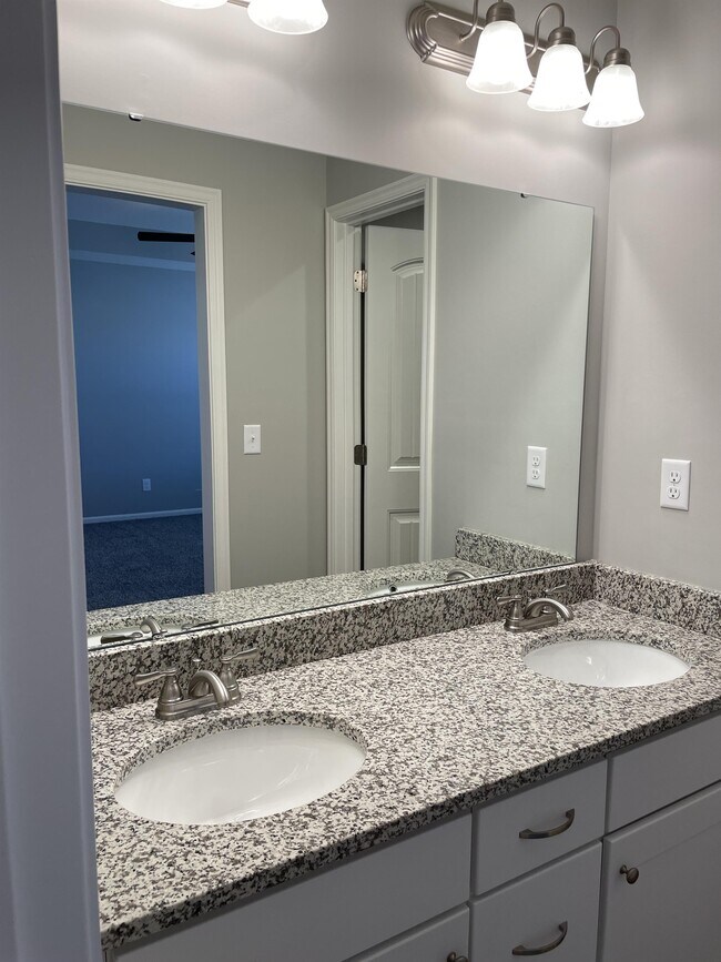 Foto del edificio - 709 Poplar Cir