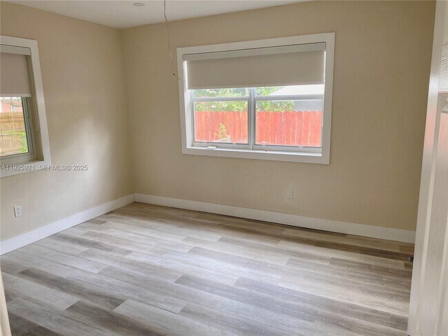 Building Photo - 1147 NE 113th St