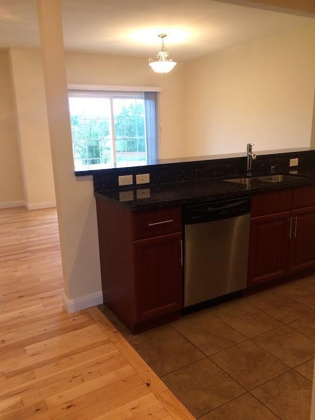 Building Photo - Fantastic 3-Bedroom, 2 3/4 bathroom Townho...
