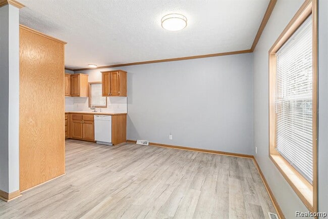 Foto del edificio - 23748 Crossley Ave