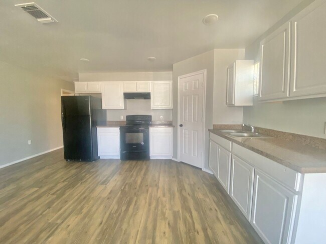 Foto del edificio - 3 bed 2 bath home now available for rent