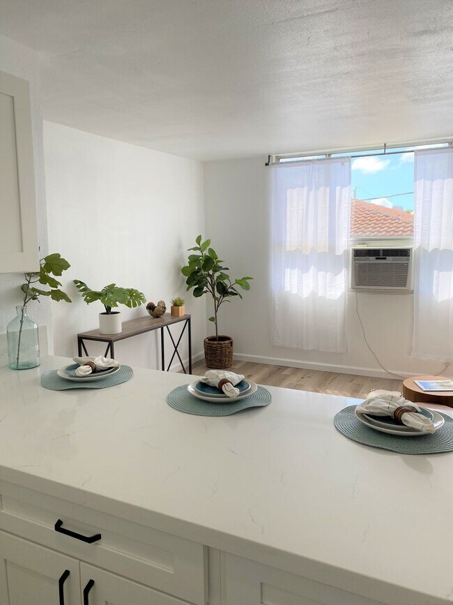 Foto del edificio - The Leilehua near Downtown Honolulu - Renovated 1 Bedroom 1 Bath 1 Covered Parking