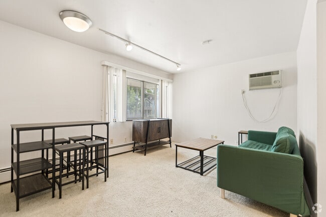 Interior Photo - 402 Hill St