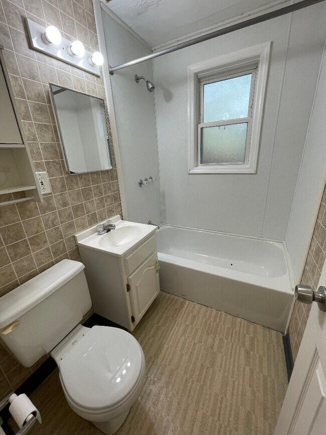 Foto del edificio - 329 Hemlock Dr