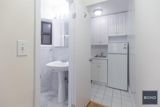 Building Photo - 523 E 85th St