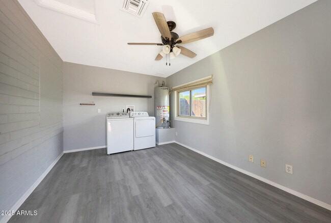 Foto del edificio - 6904 E 6th St