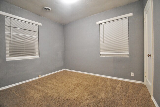 Building Photo - 439 Crescent Dr