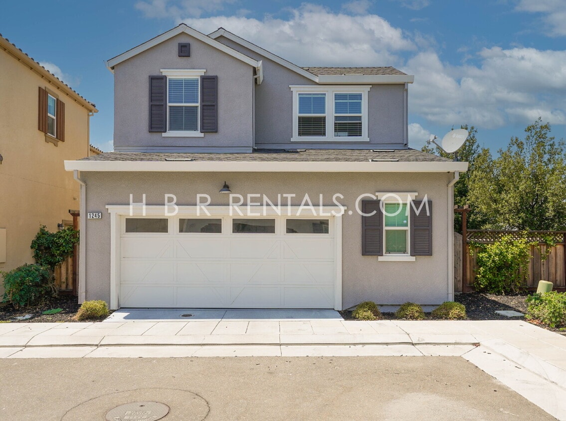 Primary Photo - Modern 4-Bedroom Retreat in Mountain House...