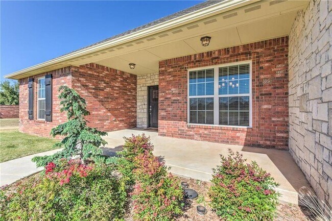 Building Photo - 641 Geneva Dr
