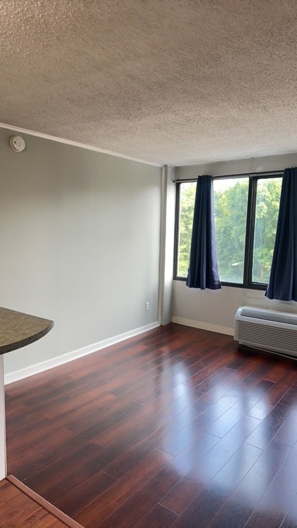 Foto del edificio - University Towers #414 - Walking distance to UT campus have your own place for $1190/month