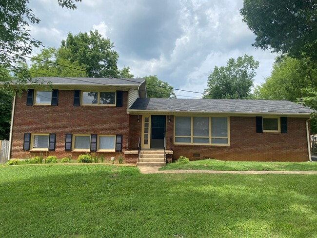 Charming 4 BR, 2 BA, Close to MTSU, 1 Car Garage, Large Carport - Charming 4 BR, 2 BA, Close to MTSU, 1 Car Garage, Large Carport House