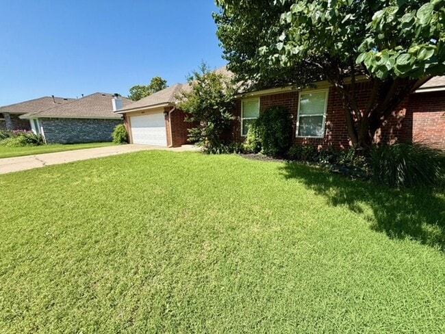 Building Photo - Nice Home Big Yard