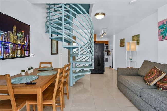 Foto del edificio - 6966 Byron Ave