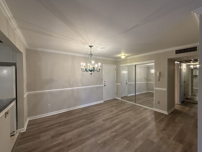 Foto del edificio - Come see this great condo in Myers Park in...