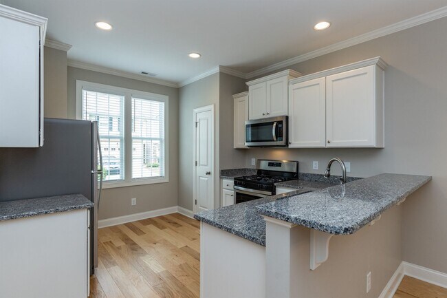 Building Photo - 3 bedroom/2.5 Bath End Unit Townhome in Ho...