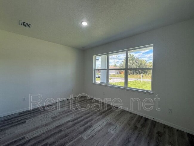 Building Photo - 10034 N Darwin Way
