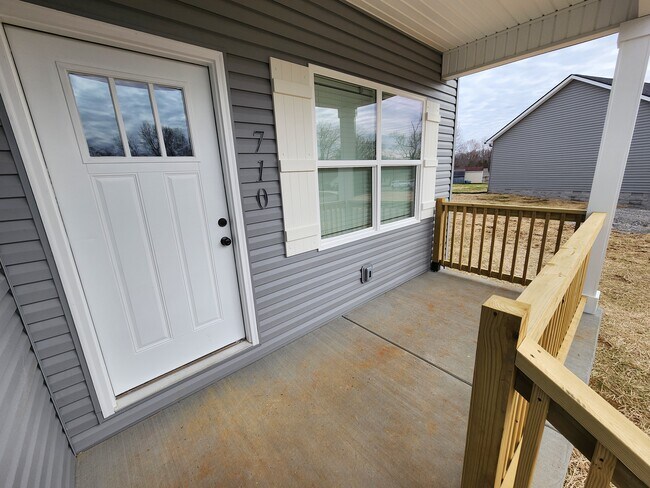 porche delantero - 710 Miriah Dr