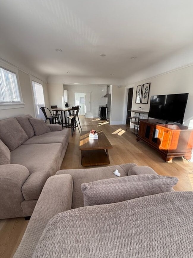 Building Photo - 2+1 w/all appliances + garage in central L...