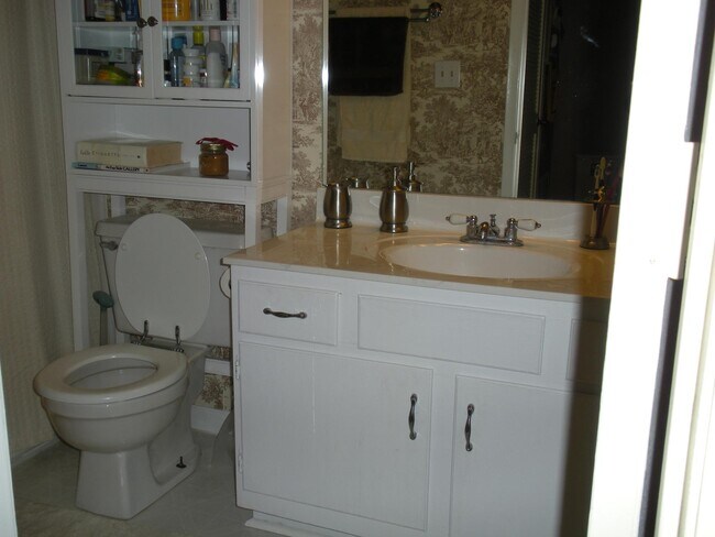 Bathroom. - 702 Cumberland Ct SE