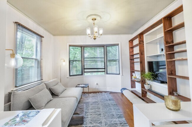 Foto del edificio - Beautiful Updated 3 BR/2.5 BA single-Famil...