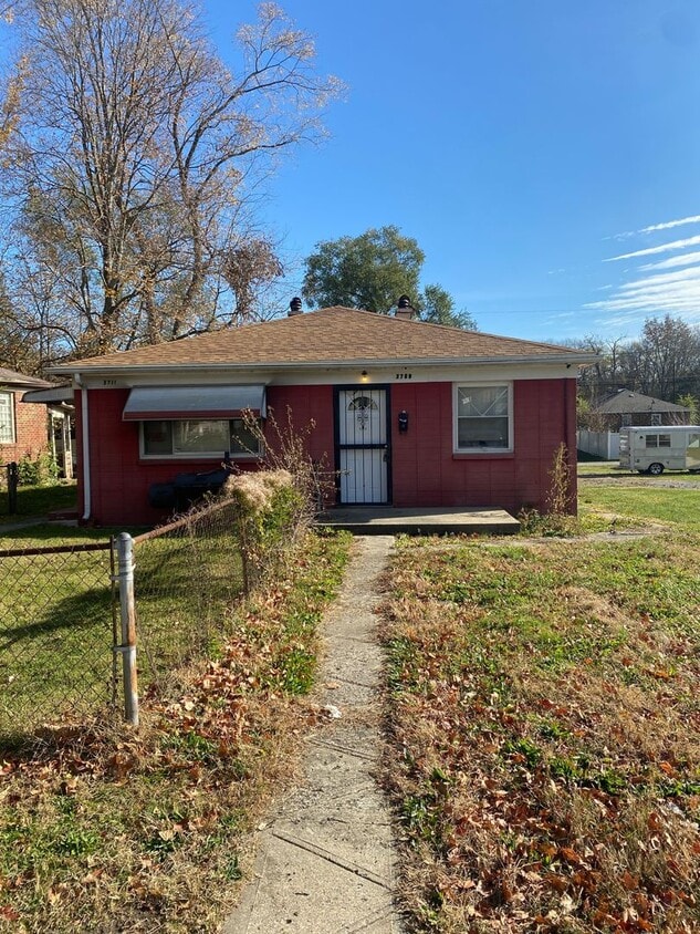 37093711 Kinnear Ave Unit 3709, Indianapolis, IN 46218 Room for Rent