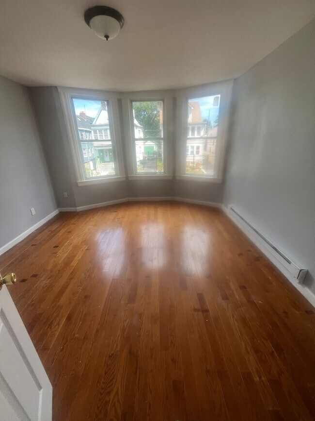 961 Grove St 2R - 957 Grove St