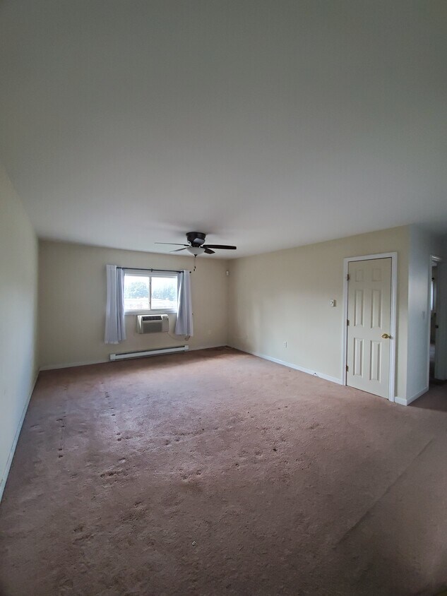 Spacious Living Room - 59 Glade St
