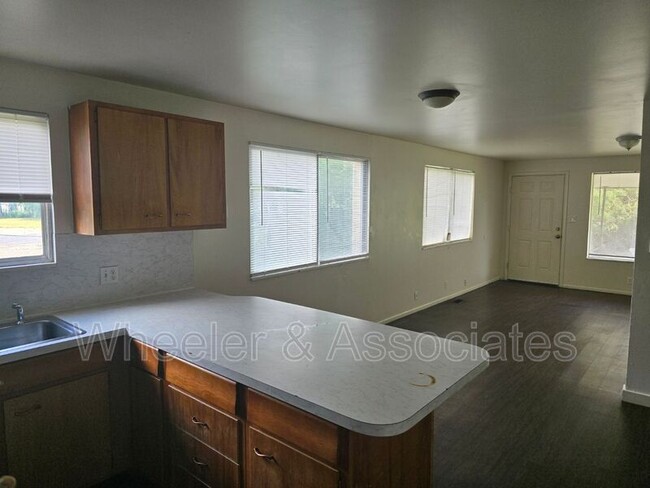 Building Photo - 609 8th St