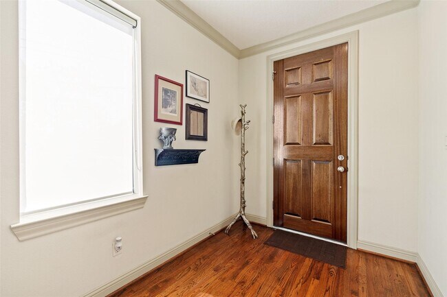 Foto del edificio - 1320 W 25th St