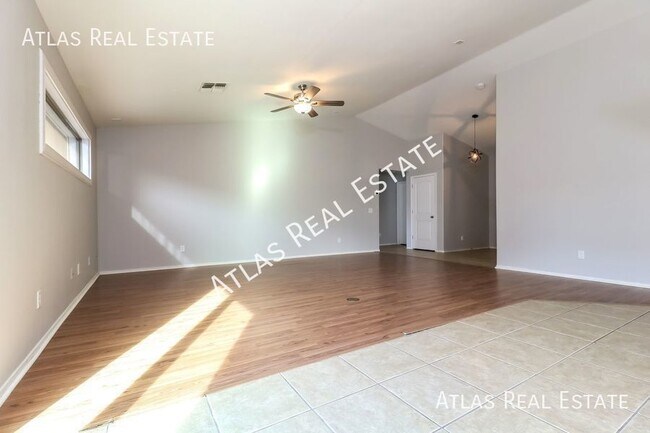 Building Photo - Gorgeous 4 Bed/2 Bath home located in Surp...
