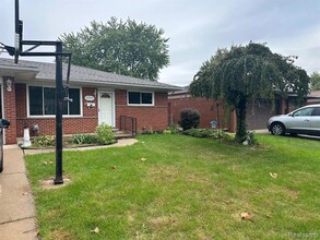 Building Photo - 29543 Eiffel Ave