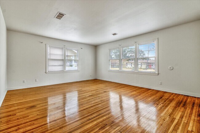 Foto del edificio - 640 Parsons Dr