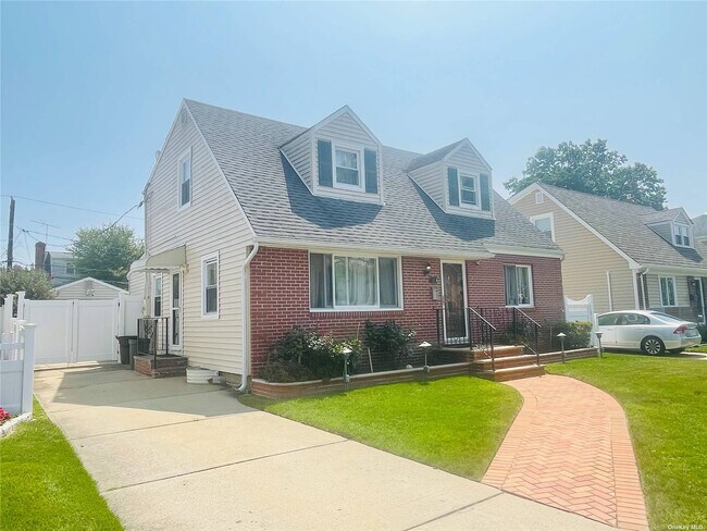 Building Photo - 207 Cushing Ave