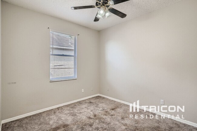 Building Photo - 906 Grand Canyon Dr